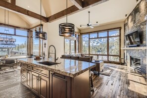 Interior - Shock Hill Peaks View | Gondola In/Out | VIEWS! (Breckenridge)