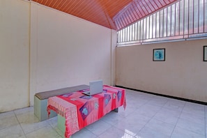 Reception - Hotel O Swakarya Guest House (Pekanbaru)