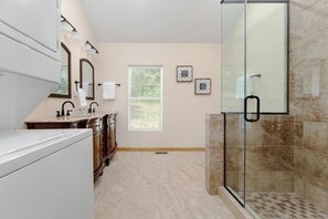 Douche, sèche-cheveux, serviettes fournies, savon