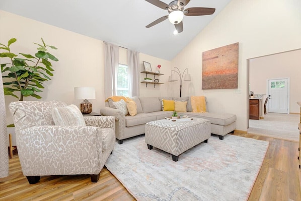 TV - 2BR, 1BA Remodeled House in Gray Community (Johnson City)