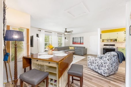 TV. Cozy Apartment in Downtown Elizabethton