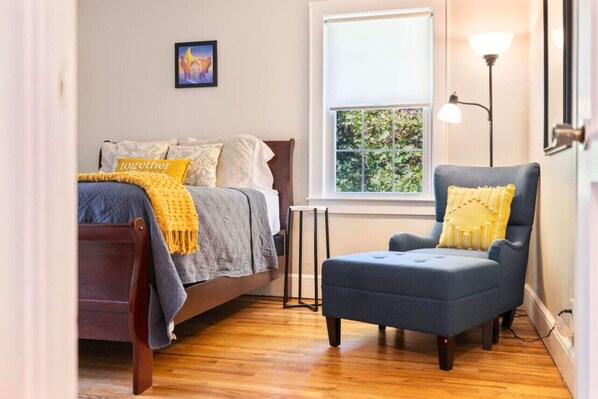 3 habitaciones, tabla de planchar con plancha, wifi y ropa de cama 