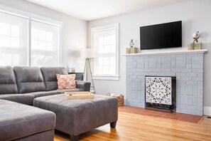 Fernseher, Kamin, Bücher