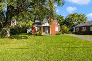 Exterior - 3BR, 2BA house steps from historic Jonesborough (Jonesborough)
