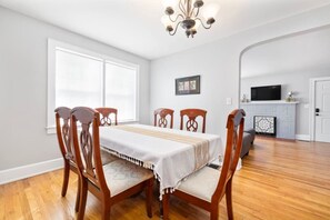 Dining - 3BR, 2BA house steps from historic Jonesborough (Jonesborough)
