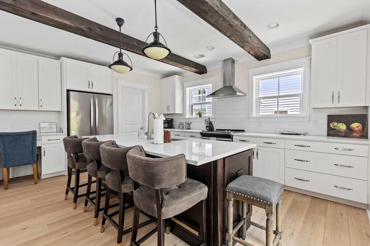 Réfrigérateur, four à micro-ondes, surface de cuisson, lave-vaisselle