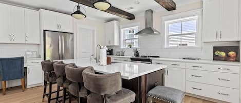 Kühlschrank, Mikrowelle, Herdplatte, Geschirrspüler