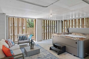 Interior - Mt Pleasant Beach Retreat- Mins to Beach + Hot Tub (Mount Pleasant)