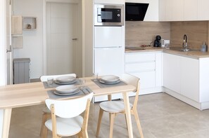 Réfrigérateur, micro-ondes, plaque de cuisson, cafetière/bouilloire