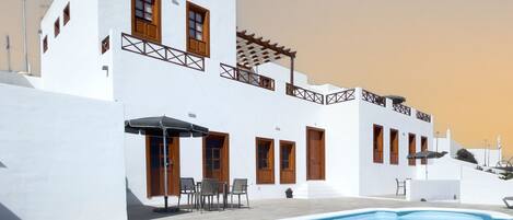 Een buitenzwembad en een verwarmd zwembad