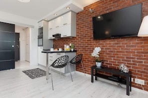 Fridge, oven, stovetop, electric kettle
