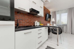 Fridge, oven, stovetop, electric kettle