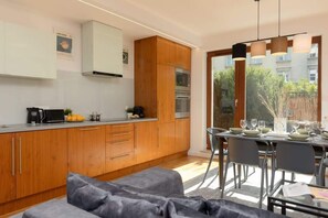 Geladeira, micro-ondas, fogão, cooktop