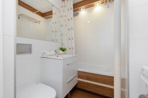 Tina, secadora de cabello, toallas