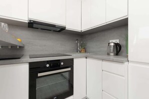 Refrigerador, horno, placa de cocina, utensilios de cocina