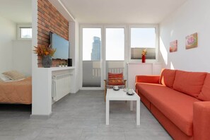 Tabla de planchar con plancha, wifi y ropa de cama