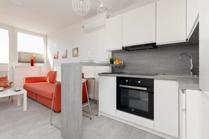 Refrigerador, horno, placa de cocina, utensilios de cocina