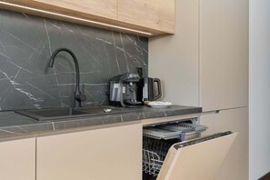 Fridge, oven, stovetop, dishwasher