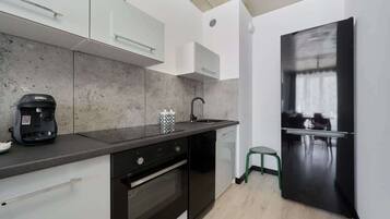 Kjøleskap, mikrobølgeovn, ovn og kokeplater