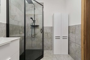 Dusche, Haartrockner, Handtücher, Shampoo