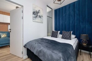 1 habitación, escritorio, tabla de planchar con plancha y wifi 