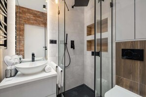 Douche, sèche-cheveux, serviettes fournies