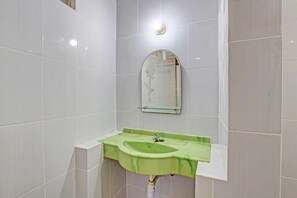 Suite | Badezimmer | Dusche, Handtücher, Toilettenpapier