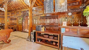 Ein Restaurantinneres mit Holzeinrichtung, einer Speisekarte und einer Tafel mit Schrift.