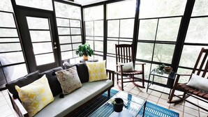 TV, fireplace, DVD player, books - Luxurious Hidden Oasis in Forrest Acres (Columbia)