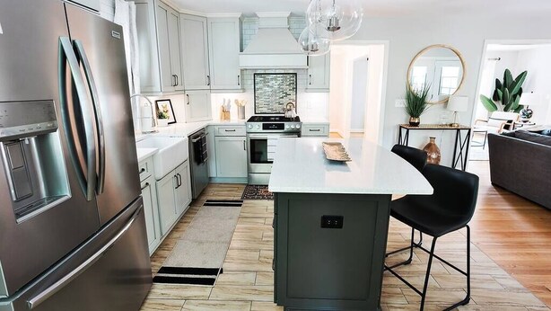 Coffee/tea maker, fridge, microwave, oven - Luxurious Hidden Oasis in Forrest Acres (Columbia)