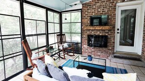 TV, fireplace, DVD player, books - Luxurious Hidden Oasis in Forrest Acres (Columbia)