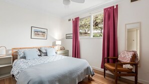 4 bedrooms, iron/ironing board, WiFi - Beach Bach - Point Lomsdale (Point Lonsdale)