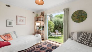 4 bedrooms, iron/ironing board, WiFi - Beach Bach - Point Lomsdale (Point Lonsdale)