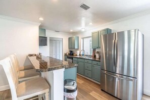 Fridge, microwave, oven, stovetop - Canal Waterfront Serenity Retreat (Cape Coral)