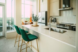 Een koelkast, een magnetron, een oven, een kookplaat