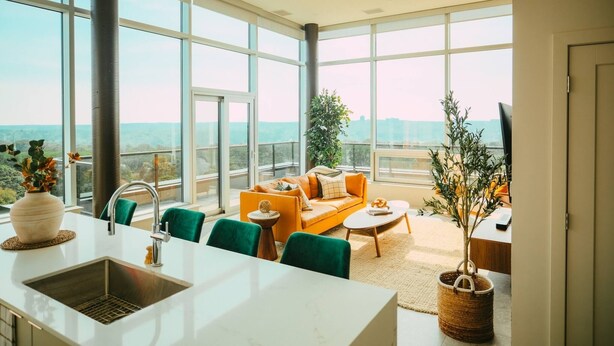 Un interior moderno con cocina, comedor y zona de estar con vistas.