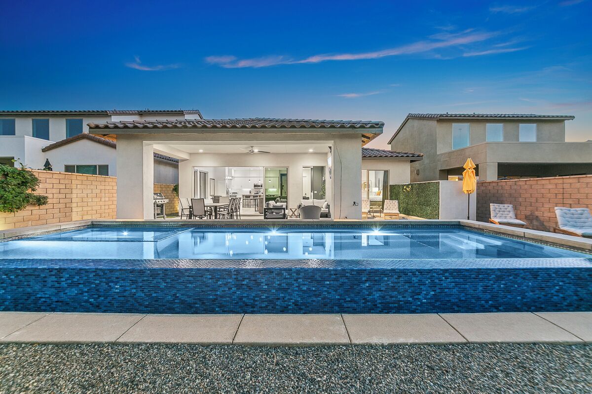 Utendørsbasseng og et oppvarmet basseng