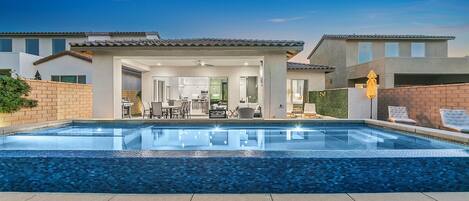 Utendørsbasseng og et oppvarmet basseng