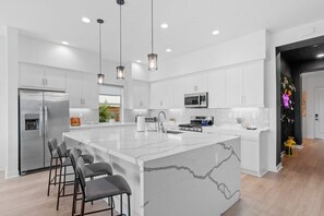 冷蔵庫、電子レンジ、オーブン、コンロ