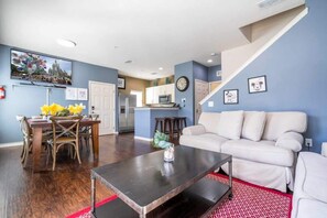 Télévision, lecteur de DVD, livres, chaîne hi-fi