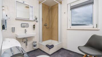 Dreibettzimmer | Badezimmer | Dusche, kostenlose Toilettenartikel, Handtücher