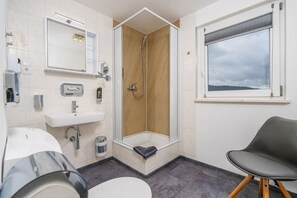 Triple Room | Bathroom | Shower, free toiletries, towels - Pension Bayerwald (Bodenmais)
