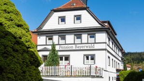 A white building with the sign "Pension Bayerwald" on the facade. - Pension Bayerwald (Bodenmais)
