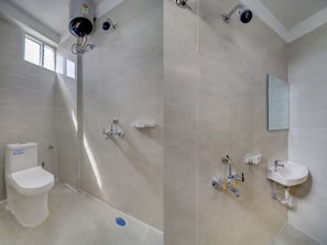 Buồng tắm vòi sen, khăn tắm, xà phòng, giấy vệ sinh 