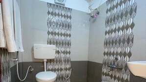 A bathroom with a toilet, a shower, and a sink. - Hilltop Residency (Sawai Madhopur)
