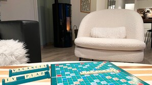 A Scrabble game set on a wooden surface with a Scrabble board, tiles, and a rack. - Villa Ty Plad, Penmarc'h (Penmarc'h)