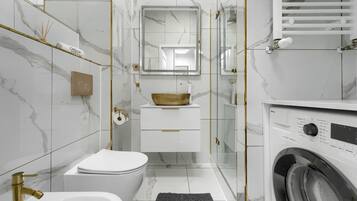 Suite Studio Deluxe | Salle de bain | Douche, papier toilette