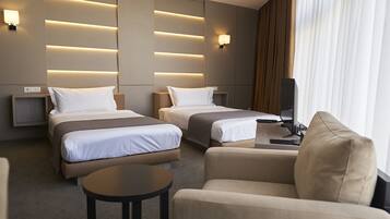 Quarto casal ou duplo standard | Cofres nos quartos, individualmente mobiliados, escrivaninha