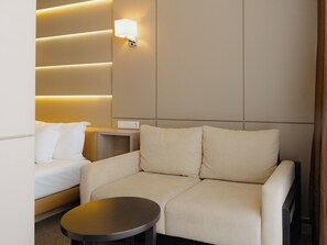 Deluxe Room | 1 bedroom, in-room safe, individually furnished, desk