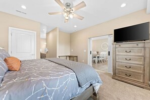 3 bedrooms, desk, iron/ironing board, free WiFi